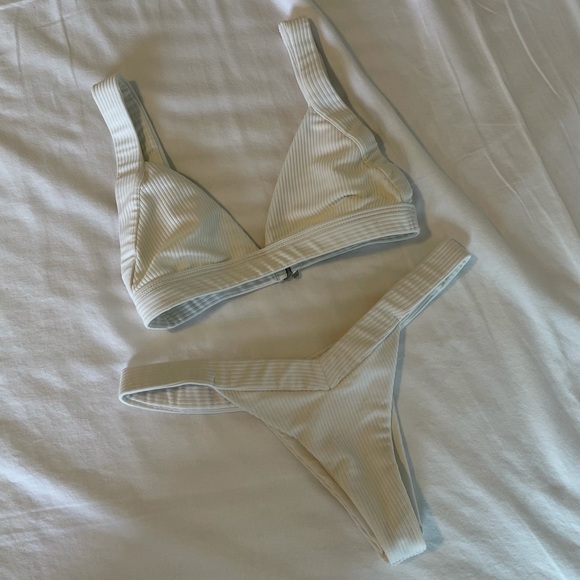 Frankie’s Bikinis Set - Picture 2 of 6